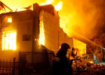 انفجارات تهز العاصمة.. كييف تحت هجوم صاروخي روسي