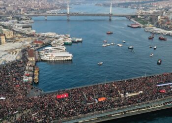 إسطنبول.. عشرات الآلاف ينظمون مسيرة تضامنا مع غزة