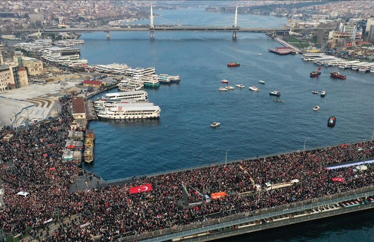 إسطنبول.. عشرات الآلاف ينظمون مسيرة تضامنا مع غزة