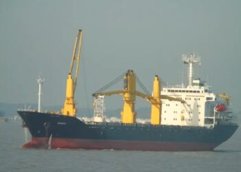 ما قصة السفينتين اللتين حذرت إيران أميركا من قصفهما؟