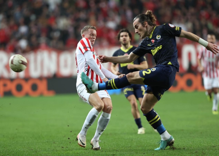 Fenerbahçe, Antalyaspor deplasmanında 3 puanı 2 golle aldı 1 Fenerbahçe, Antalyaspor deplasmanında 3 puanı 2 golle aldı