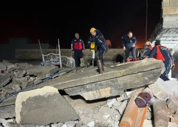 6 Şubat depremlerinde ağır hasar gören ev bir yıl sonra çöktü: 2 ölü, 8 yarlı