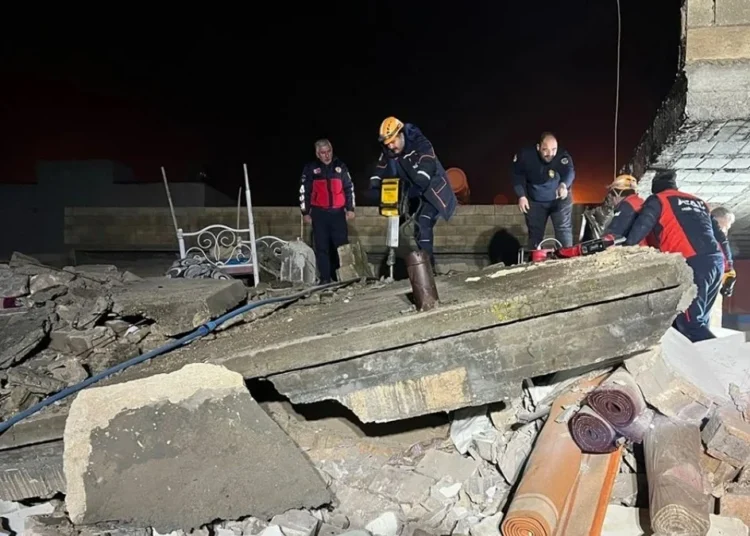 6 Şubat depremlerinde ağır hasar gören ev bir yıl sonra çöktü: 2 ölü, 8 yarlı