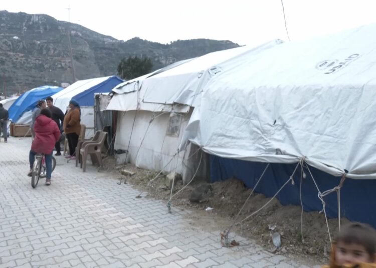 Depremzede, uyuz, bit salgını, temiz su, pis tuvalet sorunlarıyla boğuşuyor