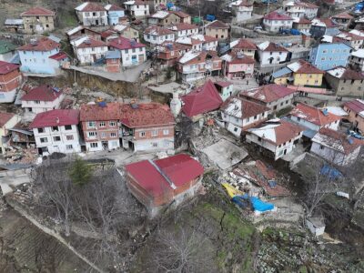 Tokat'ta 4 gün arayla 2 heyelan! 4 ev ile cami yıkıldı, 39 hane boşaltıldı 2 Tokat'ta 4 gün arayla 2 heyelan! 4 ev ile cami yıkıldı, 39 hane boşaltıldı