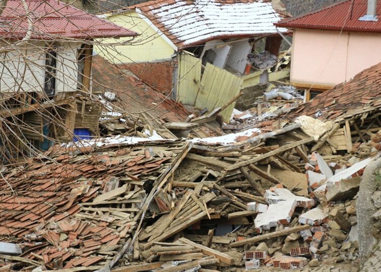 Tokat'ta 4 gün arayla 2 heyelan! 4 ev ile cami yıkıldı, 39 hane boşaltıldı 1 Tokat’ta 4 gün arayla 2 heyelan! 4 ev ile cami yıkıldı, 39 hane boşaltıldı