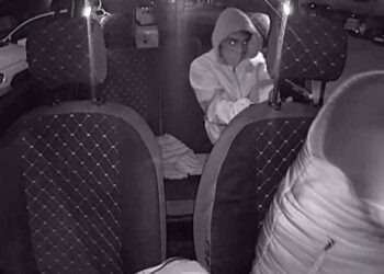 Taksici, acıyıp arızalı aracına aldığı kişi tarafından öldürüldü