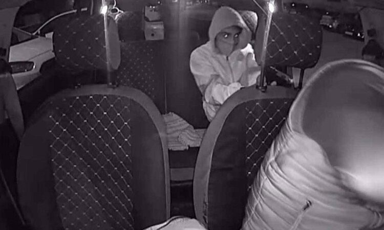 Taksici, acıyıp arızalı aracına aldığı kişi tarafından öldürüldü