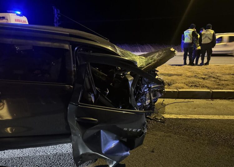 Kayseri'de iki araç kafa kafaya çarpıştı: 3 kişi feci şekilde öldü 1 Kayseri’de iki araç kafa kafaya çarpıştı: 3 kişi feci şekilde öldü