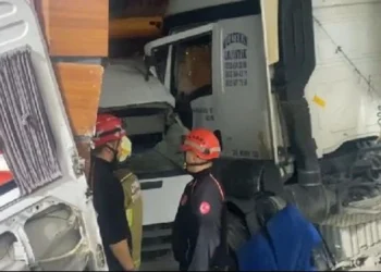 TIR, işçi minibüsünü biçti: 3 ölü, 14 yaralı