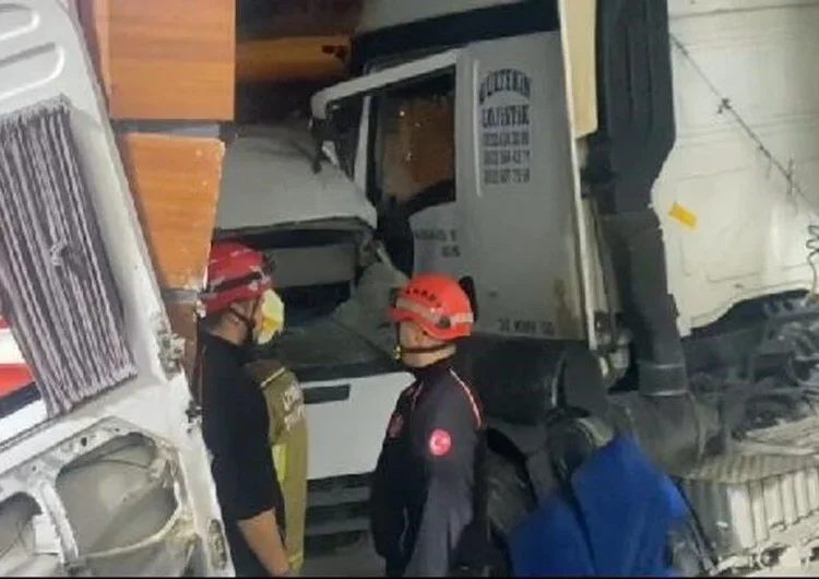 TIR, işçi minibüsünü biçti: 3 ölü, 14 yaralı