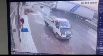 TIR, işçi minibüsünü biçti: 3 ölü, 14 yaralı