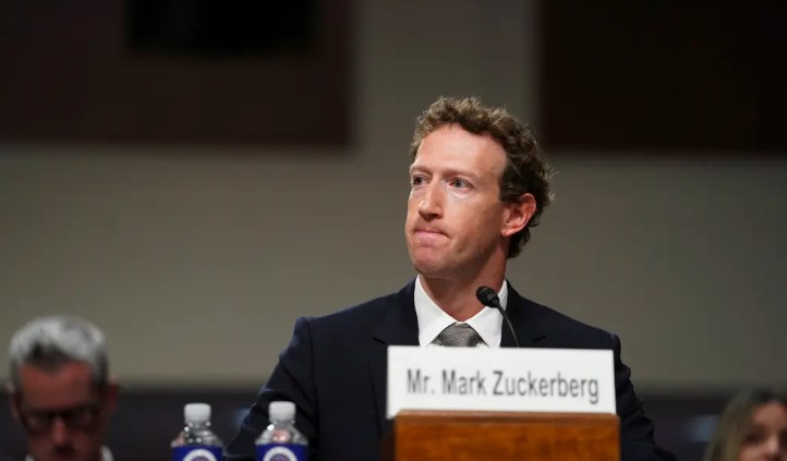 مارك زوكربيرغ يعتذر للعائلات معترفا بتأثير منصاته على أطفالهم يعتذر للعائلات معترفا بتأثير منصاته على أطفالهم 1 مارك زوكربيرغ يعتذر للعائلات معترفا بتأثير منصاته على أطفالهم يعتذر للعائلات معترفا بتأثير منصاته على أطفالهم