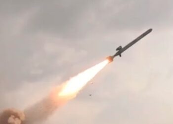 الحوثيون يعلنون استهداف “سفينة بريطانية” في خليج عدن