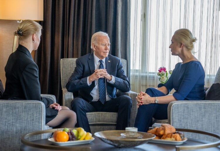بايدن التقى أرملة نافالني وابنته في كاليفورنيا