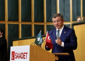 داود أوغلو يوجه انتقادات لاذعة لأردوغان بسبب التجارة مع الاحتلال