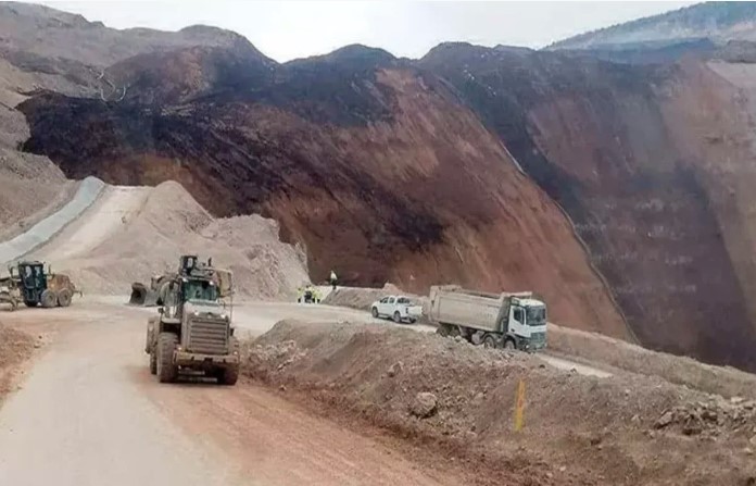 احتجاز 8 موظفين بعد انزلاق للتربة بمنجم في تركيا 1 احتجاز 8 موظفين بعد انزلاق للتربة بمنجم في تركيا