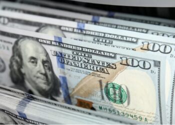 الدولار يرتفع مع ترقب أسبوع حافل ببيانات اقتصادية