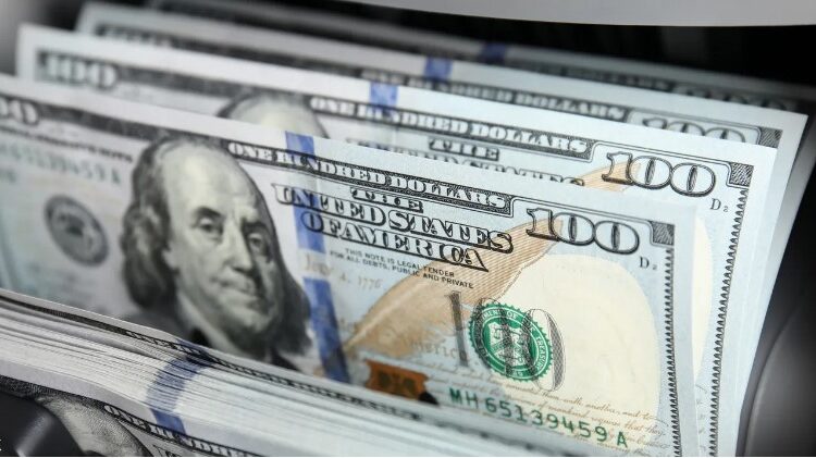 الدولار يرتفع مع ترقب أسبوع حافل ببيانات اقتصادية