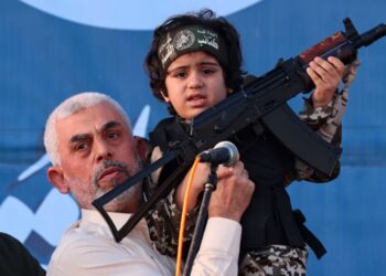 الجيش الإسرائيلي ينشر فيديو للسنوار وعائلته في نفق بخان يونس