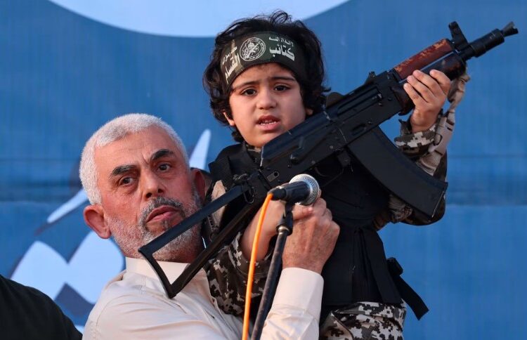 الجيش الإسرائيلي ينشر فيديو للسنوار وعائلته في نفق بخان يونس