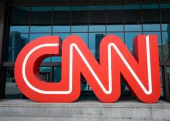 الغارديان: “سي إن إن” تواجه ضغوطا من موظفيها بسبب انحيازها لإسرائيل