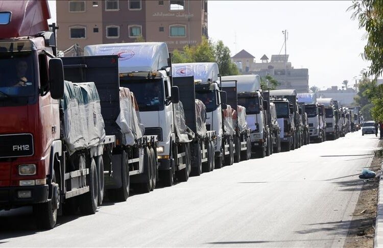 المجاعة تفتك بسكان غزة.. وأكثر من 2000 شاحنة مساعدات مكدسة بجانب معبر رفح