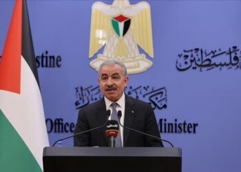 رئيس الوزراء الفلسطينى يقدم استقالة الحكومة للرئيس محمود عباس أبو مازن