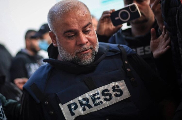وصول الصحافي الفلسطيني وائل الدحدوح من قطاع غزة إلى مصر 1 وصول الصحافي الفلسطيني وائل الدحدوح من قطاع غزة إلى مصر