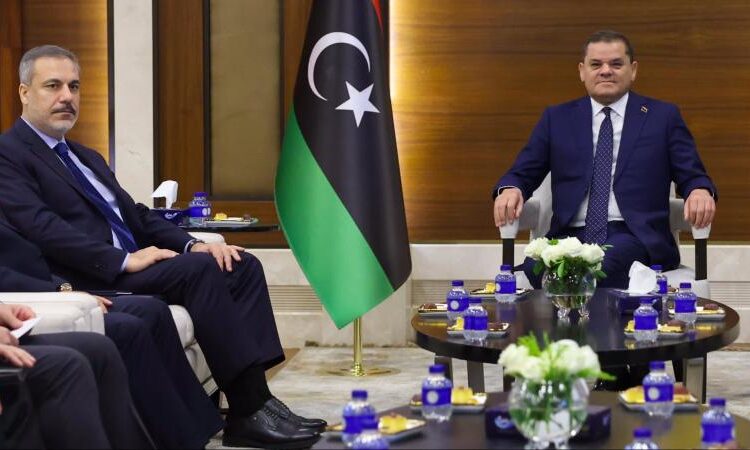 وزير الخارجية التركي يصل إلى ليبيا في زيارة رسمية