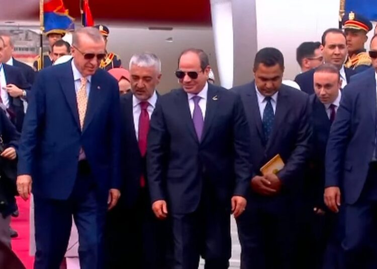 بعد قطيعة 11 عاما.. أردوغان يصل إلى مصر في أول زيارة منذ تولي السيسي الحكم