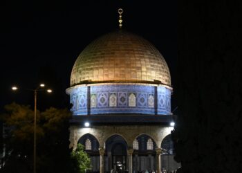 إسرائيل تمنع مئات المصلين من دخول الأقصى بأول ليالي رمضان