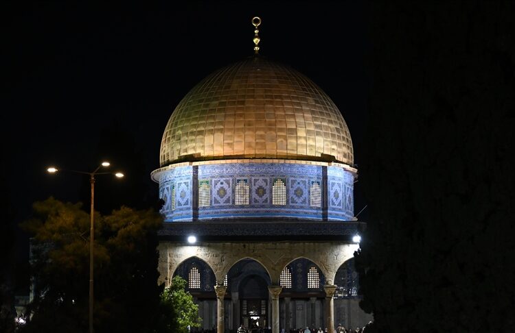 إسرائيل تمنع مئات المصلين من دخول الأقصى بأول ليالي رمضان