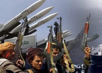 تلاحقه أميركا.. هل أدار قائد إيراني أولى هجمات الحوثي بحراً؟