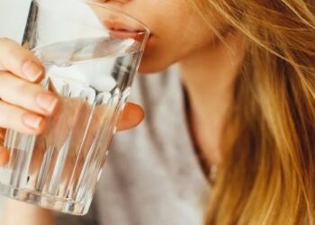 هل يؤدي شرب المزيد من الماء إلى فقدان الوزن؟