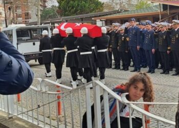 انتحر مقدم موقوف عن العمل بسبب مكالمة هاتفية عمومية