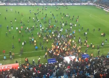 بالفيديو: ملعب في الدوري التركي يتحول لحلبة مصارعة