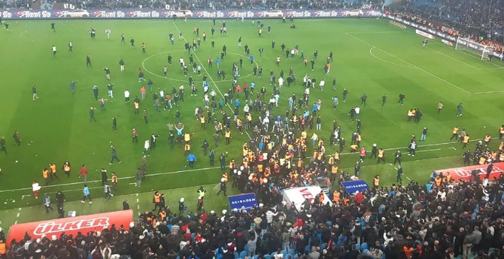 بالفيديو: ملعب في الدوري التركي يتحول لحلبة مصارعة 1 بالفيديو: ملعب في الدوري التركي يتحول لحلبة مصارعة