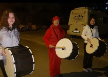 فرقة نسائية تقرع الطبول للسحور خلال شهر رمضان في تركيا