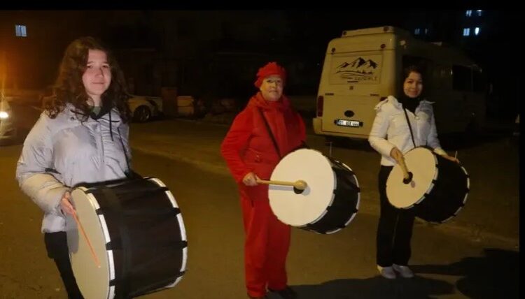 فرقة نسائية تقرع الطبول للسحور خلال شهر رمضان في تركيا