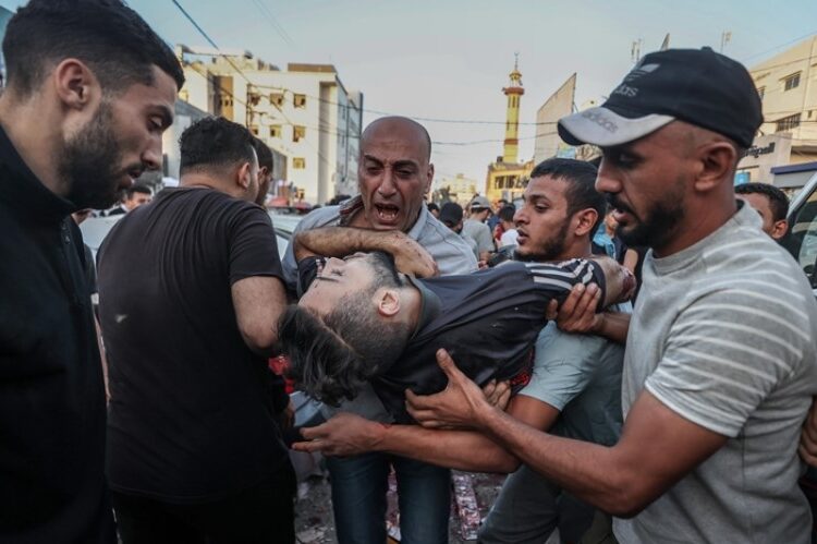 عشرات القتلى والجرحى في قصف إسرائيلي لمحيط مجمع الشفاء بغزة