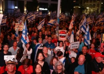 حشود بتل أبيب تطالب بسقوط نتنياهو ووفد تفاوض إسرائيلي يتوجه للقاهرة