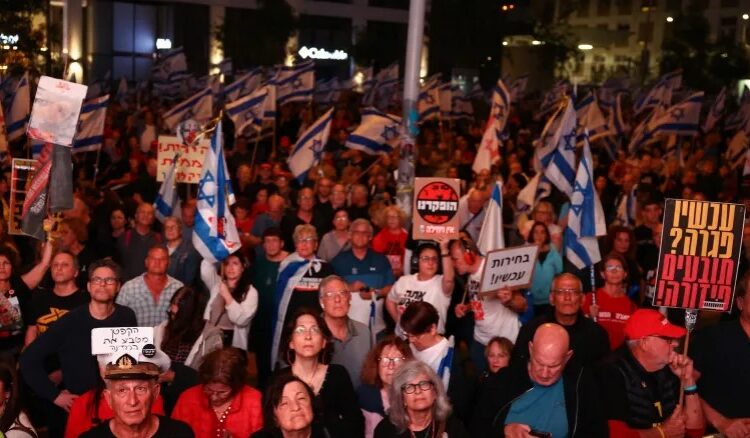 حشود بتل أبيب تطالب بسقوط نتنياهو ووفد تفاوض إسرائيلي يتوجه للقاهرة 1 حشود بتل أبيب تطالب بسقوط نتنياهو ووفد تفاوض إسرائيلي يتوجه للقاهرة