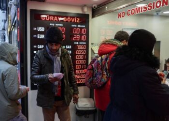 الدولار يكسر حاجز 30 ليرة تركية… وتوقعات بمستوى أسوأ حتى نهاية العام