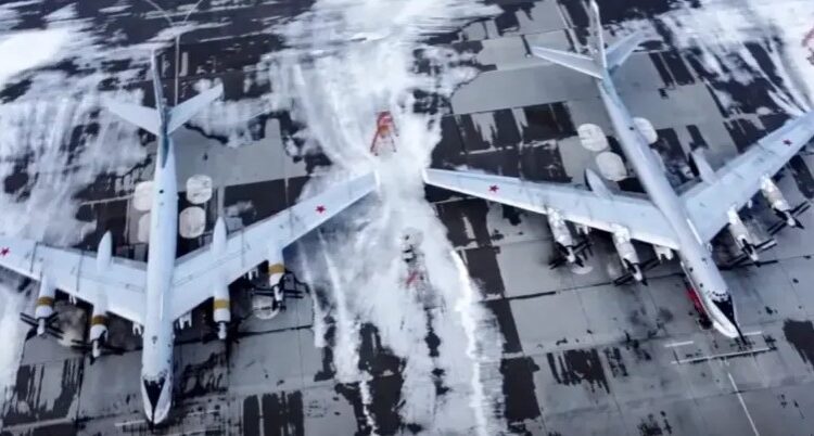 كييف تؤكد شن هجمات على قاعدة روسية تضم مقاتلات نووية