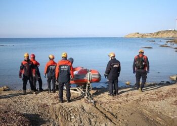 غرق قارب يحمل مهاجرين قبالة “جناق قلعة” التركية