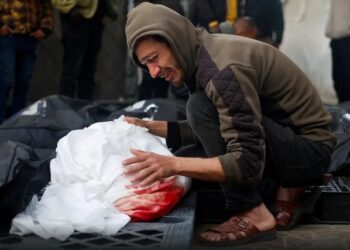 فلسطيني أصيب بمرض غريب بعد تعرضه لجثة متحللة.. طبيب مصري يكشف كارثة