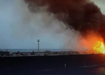 مسؤول أميركي: مقتل 2 من طاقم ناقلة “كونفيدانس” بصاروخ حوثي