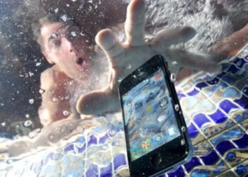الهواتف المقاومة للماء.. حلول تكنولوجية لتحمل التحديات المائية