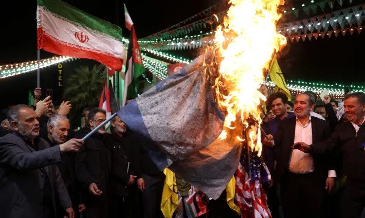 هآرتس تتحدث عن 4 سيناريوهات محتملة للرد الإيراني على اغتيال قادة بفيلق القدس